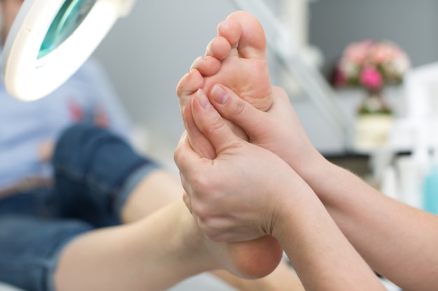 Primo piano di un massaggio ai piedi presso la spa