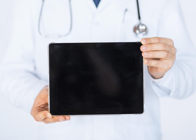 primo piano di un medico maschio che tiene in mano un tablet pc