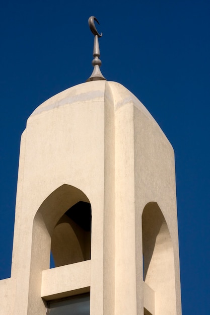 Primo piano di un minareto nel souk delle spezie a Dubai