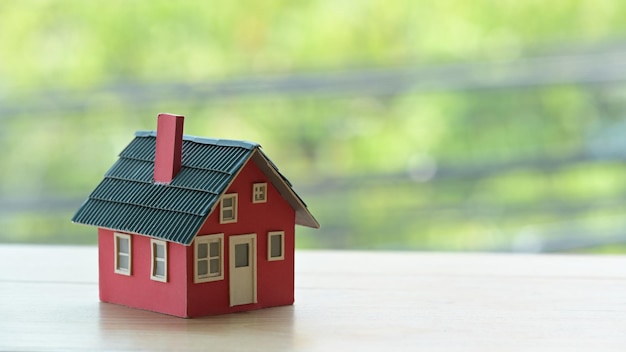 Primo piano di un modello di casa su un tavolo di legno Nuova assicurazione sulla casa e concetto immobiliare