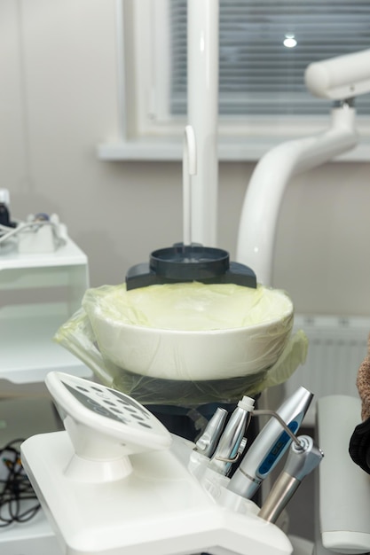 Primo piano di un moderno dentista utensili brunitori