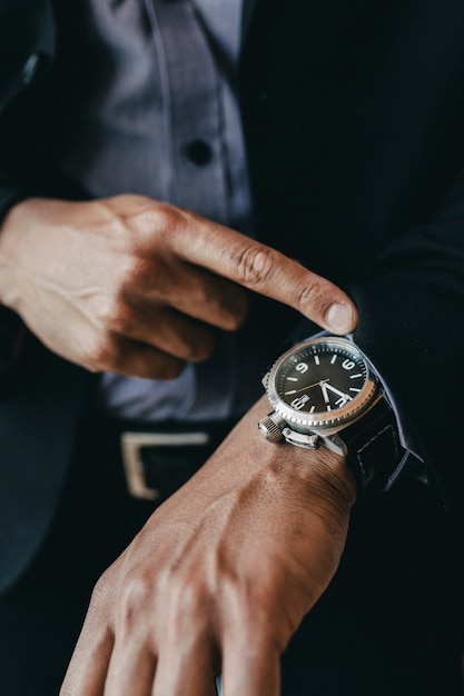 Primo piano di un orologio da uomo di lusso