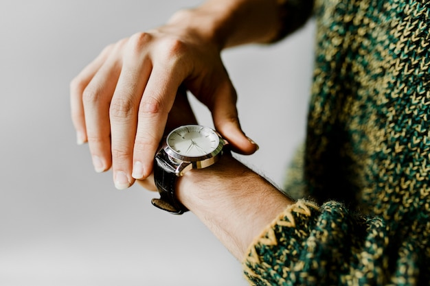 Primo piano di un orologio nero al polso