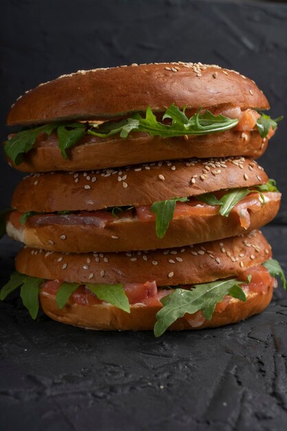 Primo piano di un panino con il salmone