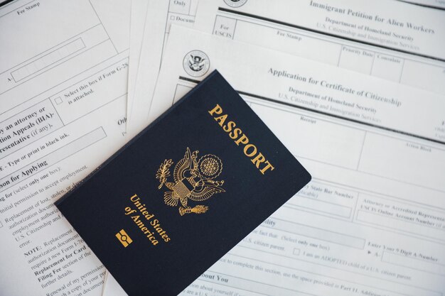 Primo piano di un passaporto statunitense con cittadinanza del visto di immigrazione e documenti di viaggio su un tabl di legno