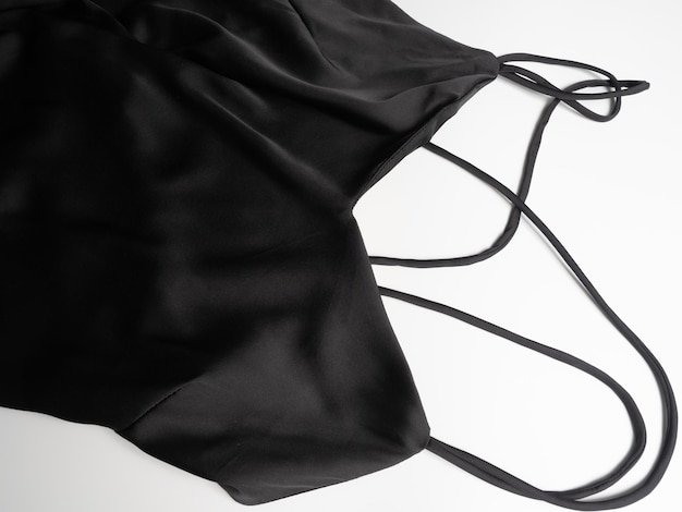 primo piano di un peignoir femminile nero su uno sfondo bianco biancheria intima femminile