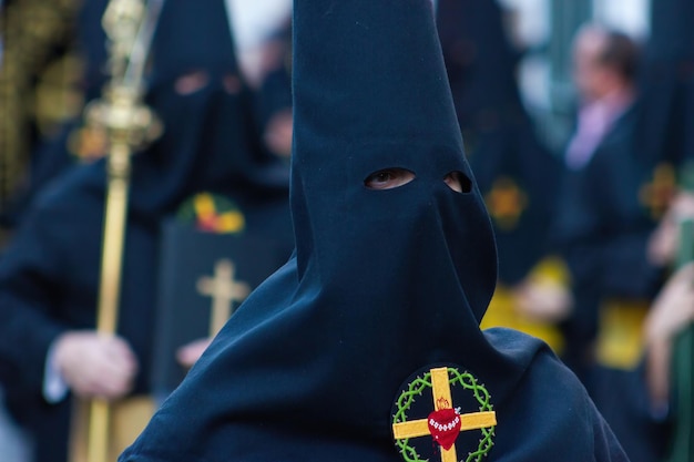 Primo piano di un penitente o nazareno nella processione della Settimana Santa