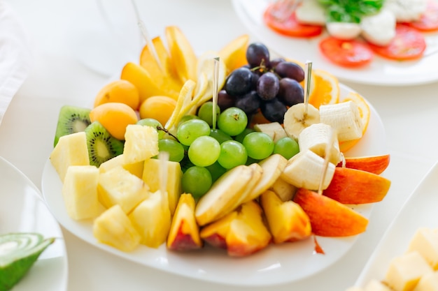 Primo piano di un piatto con un vasto assortimento di frutta. festeggiare in un ristorante.