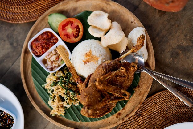 primo piano di un piatto tradizionale di pollo fritto dell'Indonesia