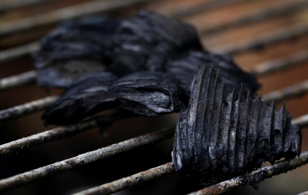 Primo piano di un po' di carbone per fare il barbecue