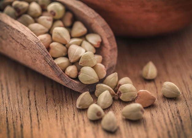 Primo piano di un po' di grano saraceno su superficie naturale