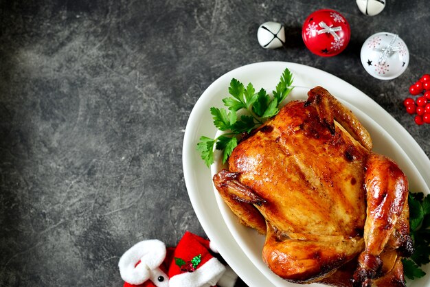 Primo piano di un pollo intero al forno