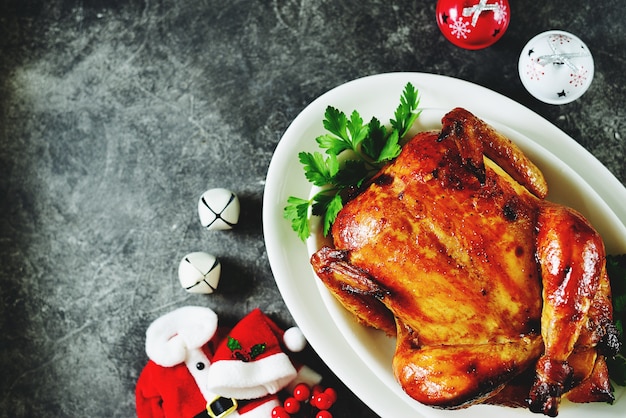 Primo piano di un pollo intero al forno