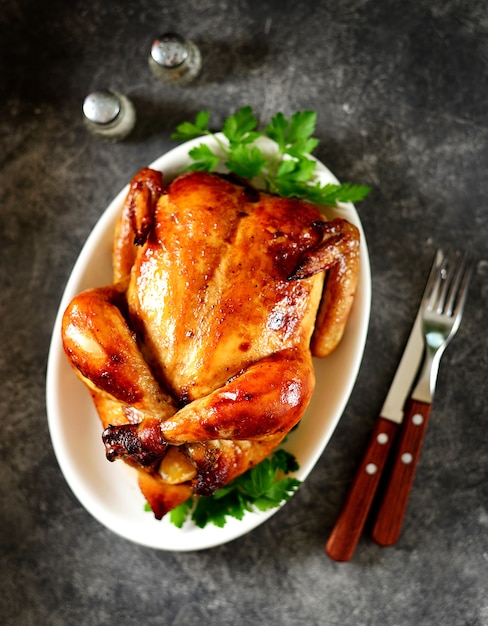 Primo piano di un pollo intero al forno