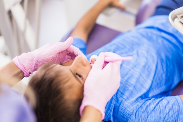 Primo piano di un ragazzo che passa attraverso il trattamento dentale in clinica