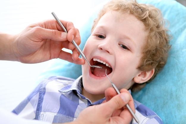 Primo piano di un ragazzo che si fa esaminare i denti da un dentista