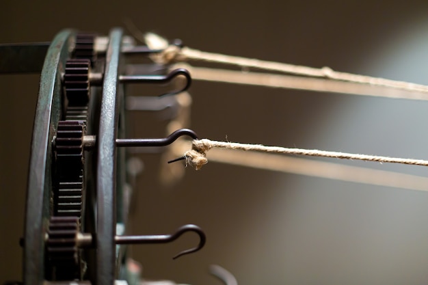 Primo piano di un raro meccanismo di tessitura della corda.