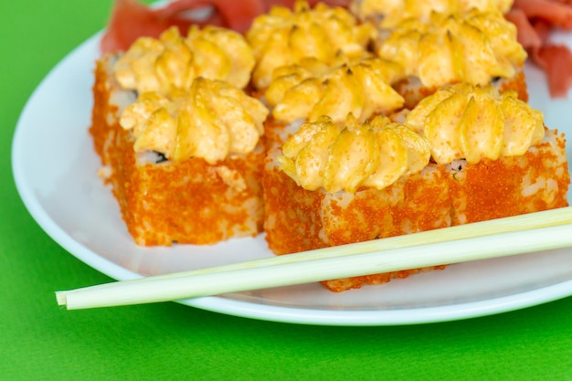 Primo piano di un set di sushi con caviale rosso e topping caldo