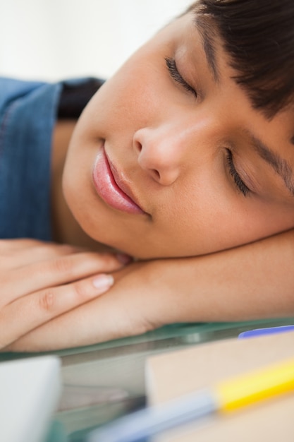 Primo piano di un sonno sorridente dello studente