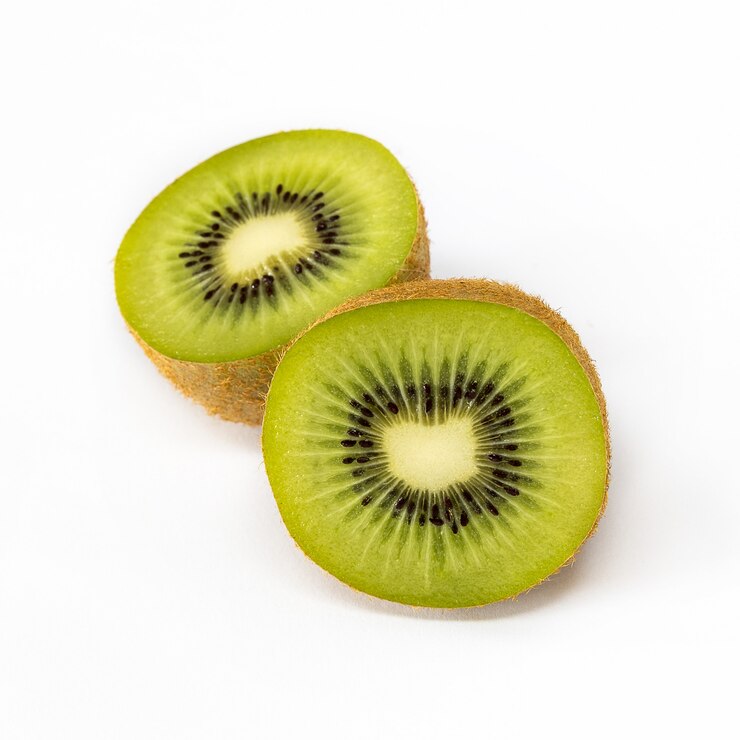 Primo piano di un taglio di kiwi a metà isolato su uno sfondo bianco