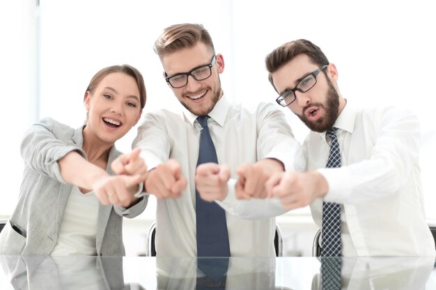 Primo piano di un team aziendale sorridente che punta a te il concetto di scelta