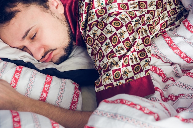 Primo piano di un uomo addormentato