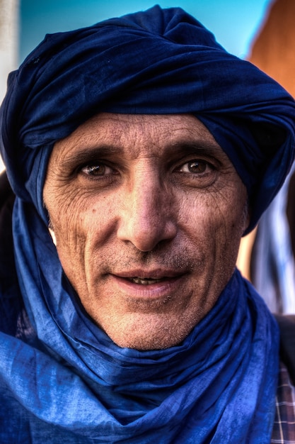 Primo piano di un uomo che indossa un turbante blu in Marocco