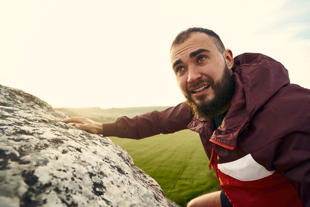 Primo piano di un uomo che scala la montagna