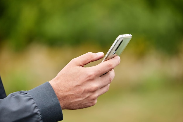 Primo piano di un uomo che utilizza smartphone mobile