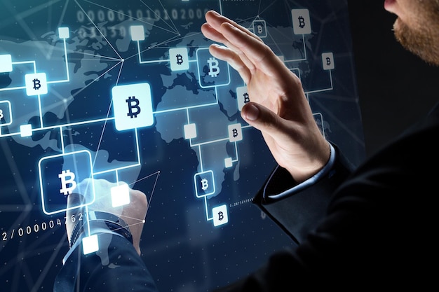 primo piano di un uomo d'affari con blockchain bitcoin