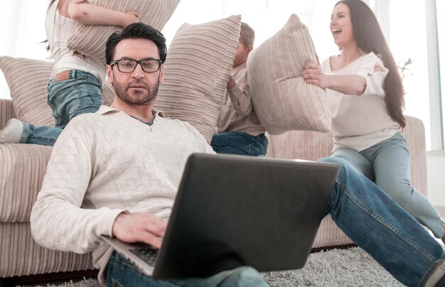 Primo piano di un uomo di successo che lavora su un laptop a casa sua