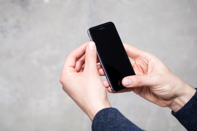 Primo piano di un uomo utilizzando il telefono cellulare intelligente