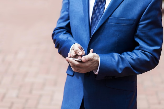 Primo piano di un uomo utilizzando il telefono cellulare intelligente