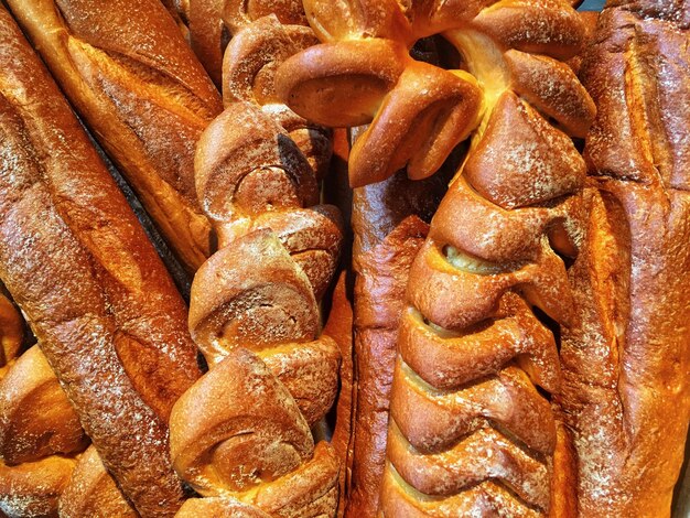 Primo piano di una baguette in una panetteria