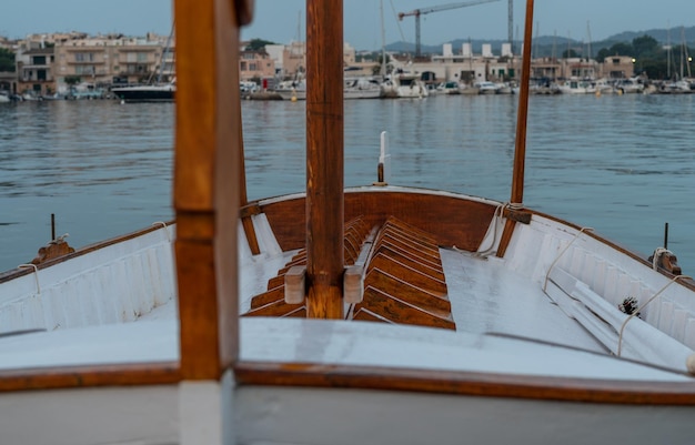 Primo piano di una barca a vela in legno sul molo