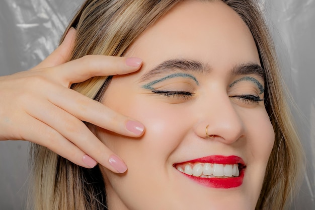 Primo piano di una bella donna caucasica con l'eyeliner verde?