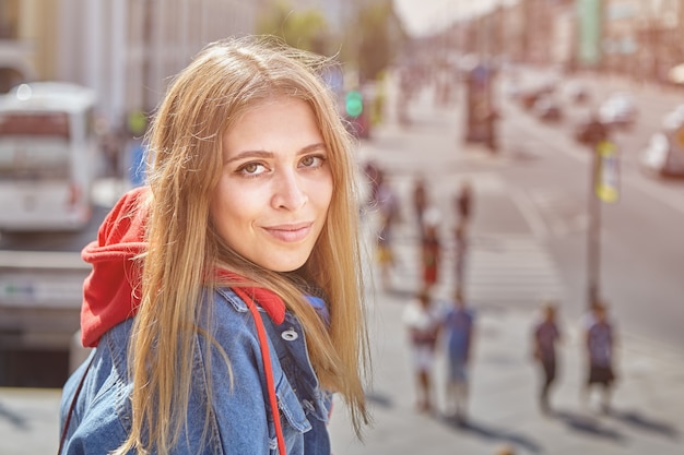 Primo piano di una bella giovane donna di 20 anni nel centro della città europea.