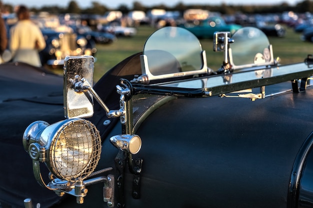 Primo piano di una Bentley vintage parcheggiata a Goodwood