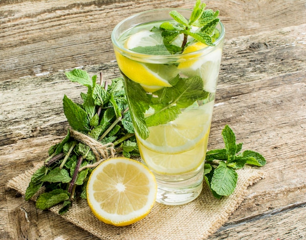 Primo piano di una bevanda al limone con menta in un bicchiere