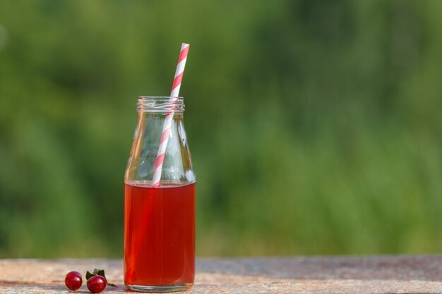 Primo piano di una bevanda rossa della disintossicazione con una cannuccia rossa