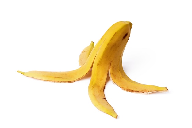 Primo piano di una buccia di banana a terra su sfondo bianco Concetto di rifiuti organici