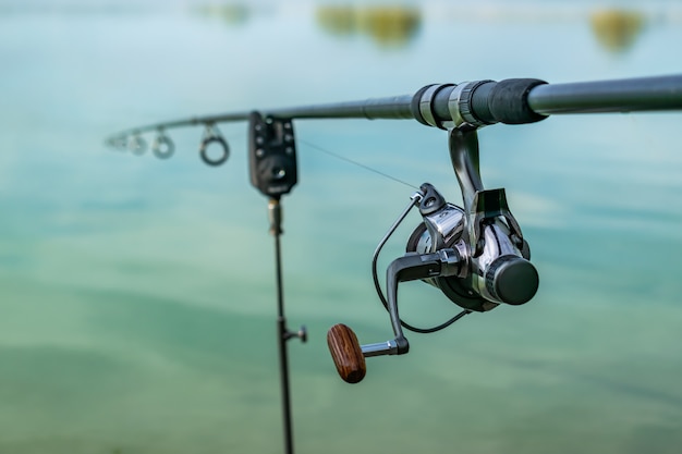 Primo piano di una canna da pesca della bobina