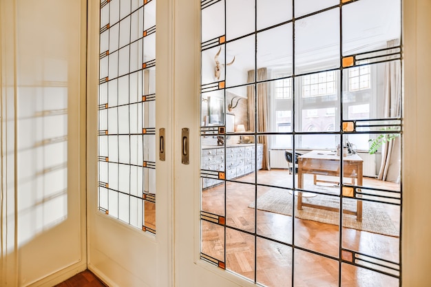 Primo piano di una casa moderna con porta di vetro