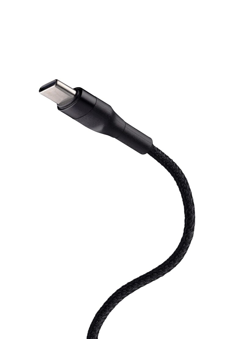 Primo piano di una connessione USB di tipo C su uno sfondo isolato