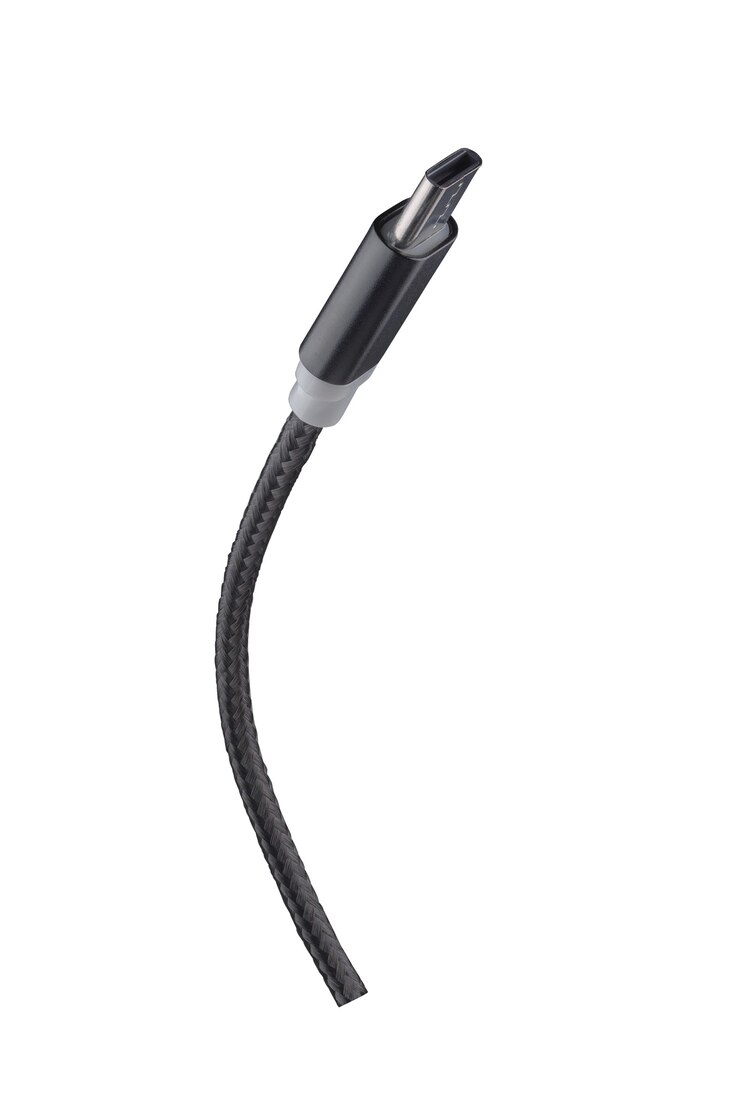 Primo piano di una connessione USB di tipo C su uno sfondo isolato