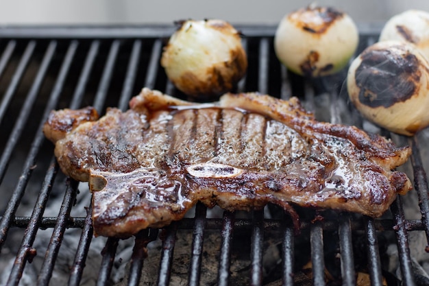 Primo piano di una deliziosa bistecca alla griglia su una griglia