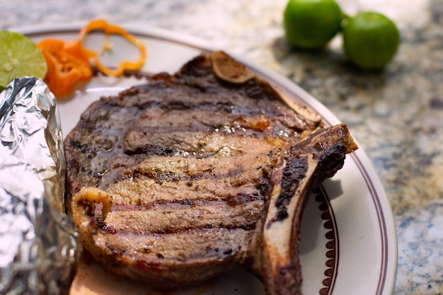 Primo piano di una deliziosa carne alla griglia su un piatto