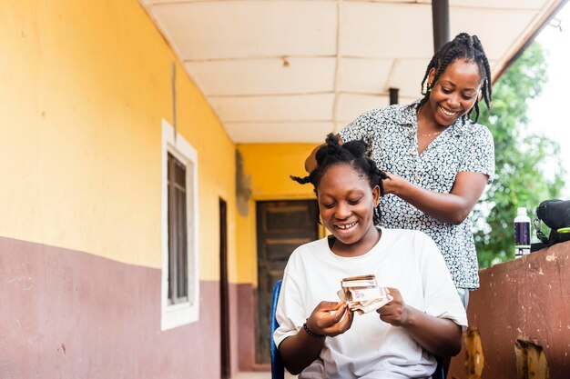 Primo piano di una donna africana che tiene e conta la banconota