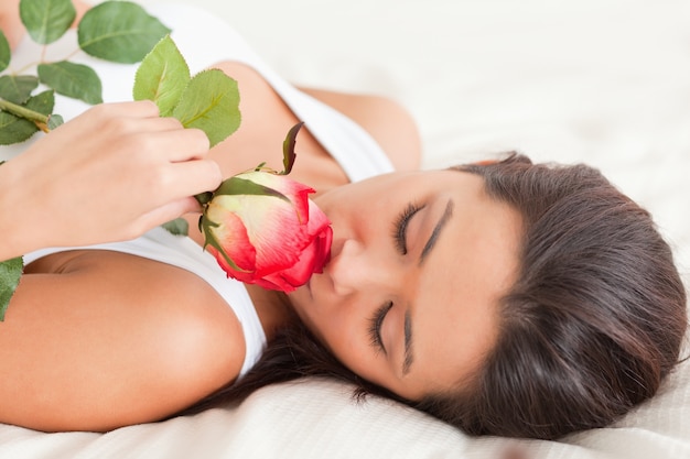 Primo piano di una donna carina con rosa