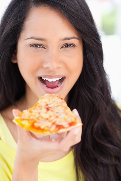 Primo piano di una donna che sta per mangiare la pizza